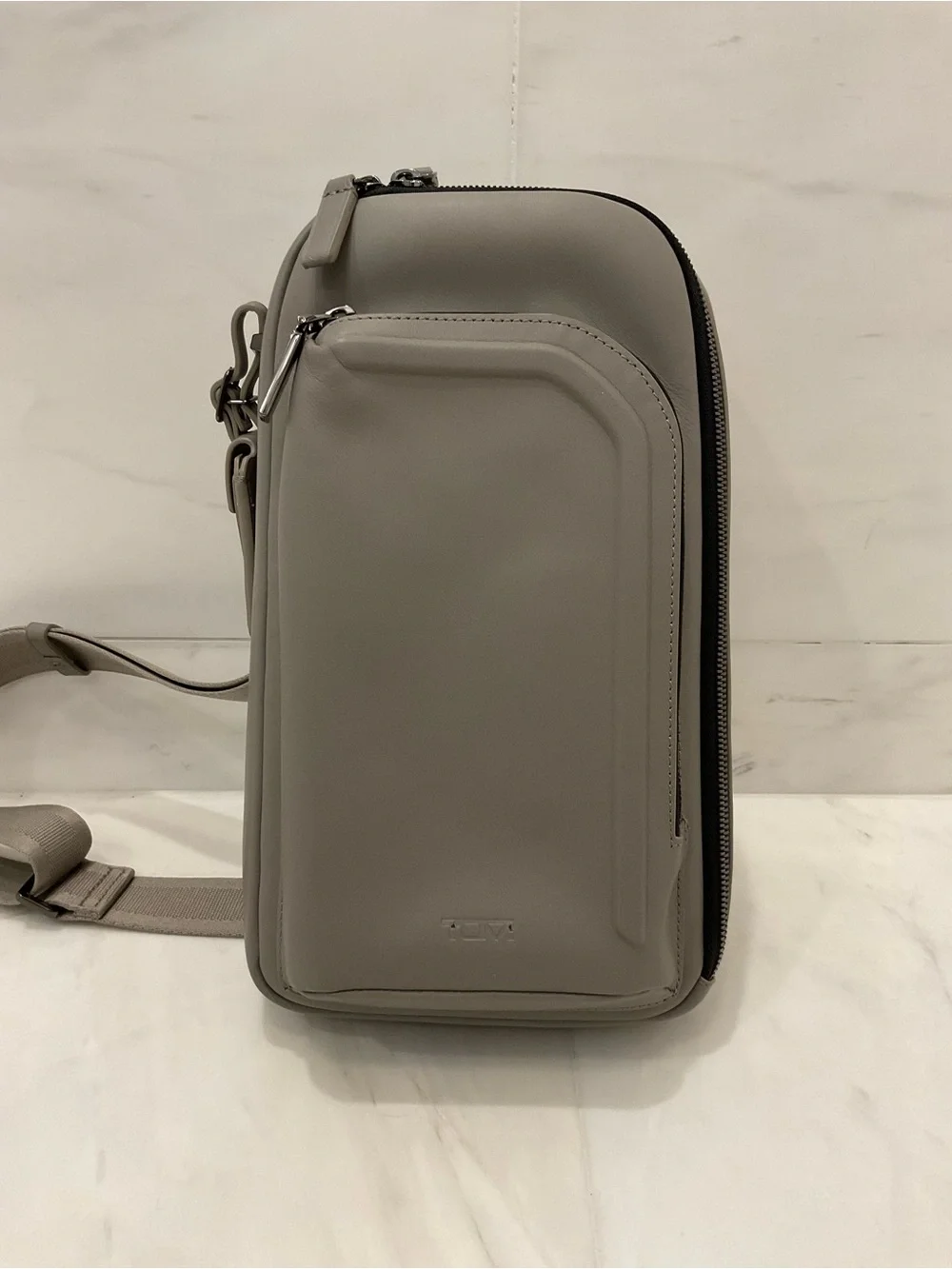 Tumi Harrison GREGORY 12” Leather Sling Crossbody Bag - LIMESTONE❗